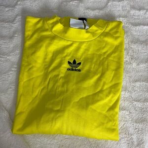 ADIDAS WOMEN SIZE MEDIUM OVER SIZED LONG SLEEVE